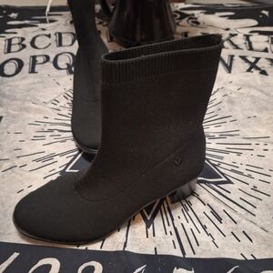 NWOB VIVAIA AMANDA BLACK ALMOND-TOE RUNNIG HEEL BOOTS SZ 39.5 9.5
